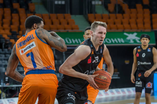 使多名年轻 使多名年轻